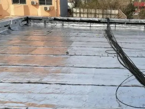 临城卫生间漏水维修公司分享下临城屋面楼顶防水刚性防水层施工要点。